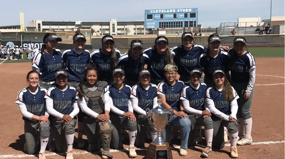 A photo of the entire RRHS Softball team for 2022